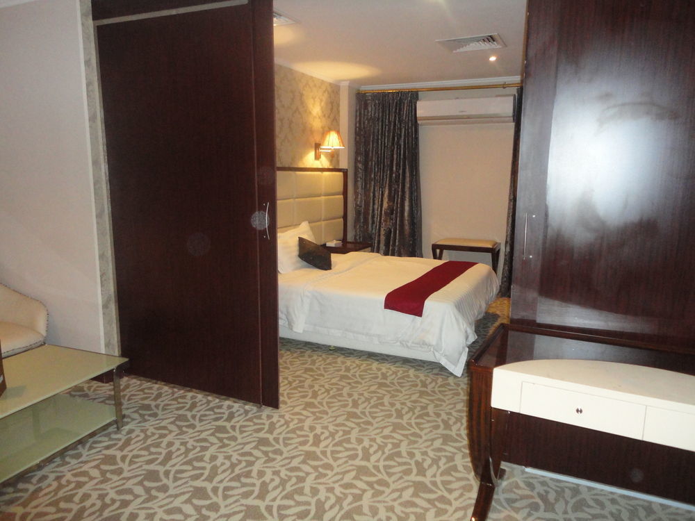 Imperial Suites Hotel Manama Ngoại thất bức ảnh